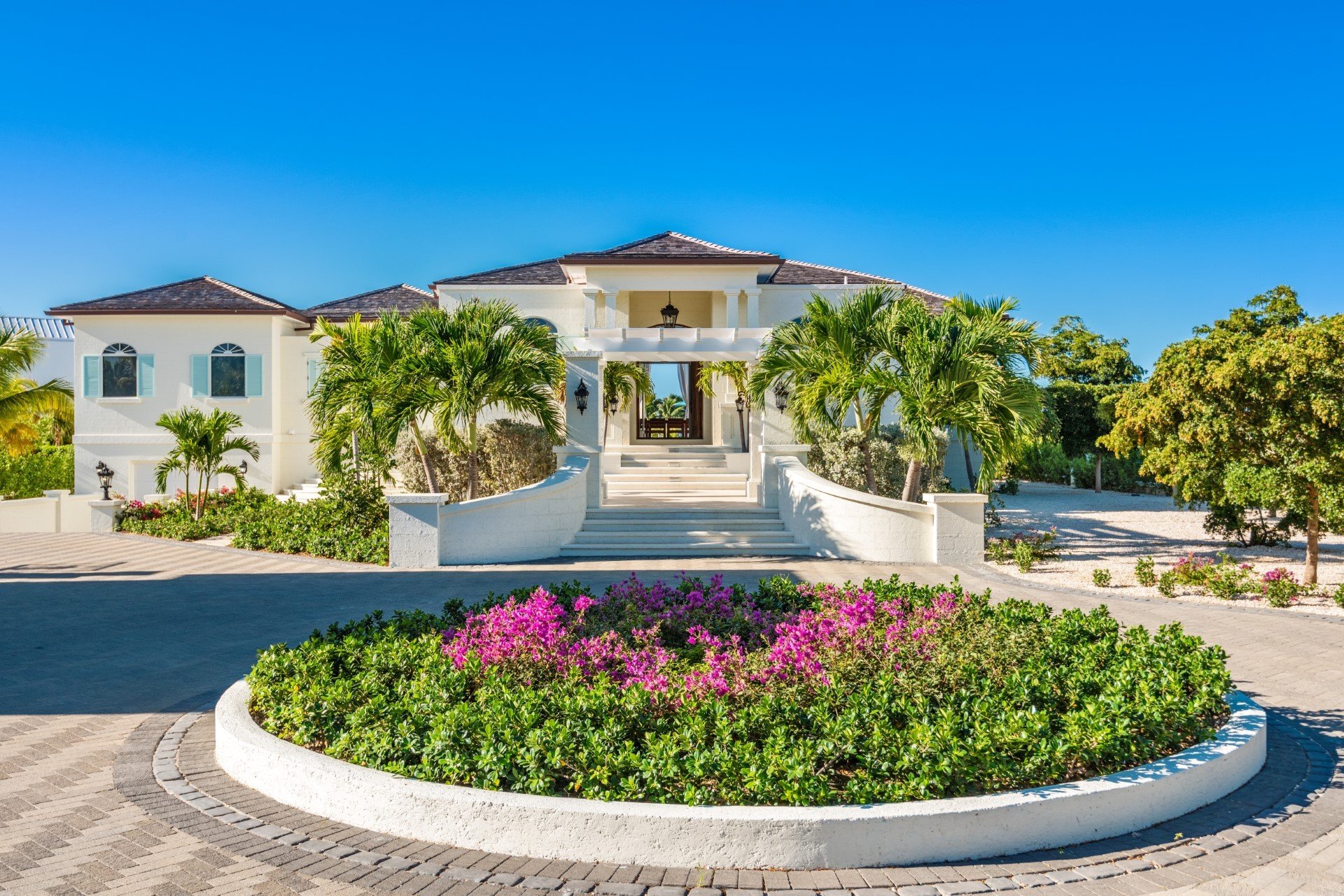 https://manage.isleblue.co/uploads/villas/images/5567/turks-and-caicos-villa-beach-house-tci-2019-header1_large.jpg